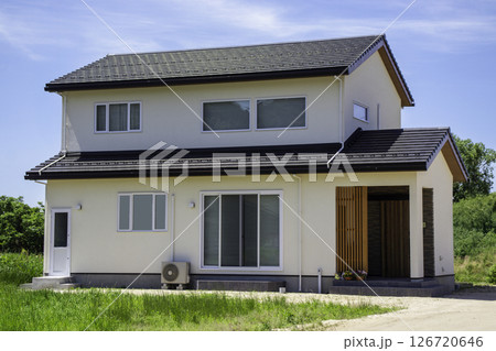 緑の中の和風モダン住宅外観 126720646