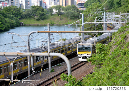 飯田橋駅付近ですれ違う総武線快速 126720838