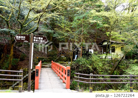 京都市　貴船川の奥ノ院橋と新緑と道しるべ 126722264