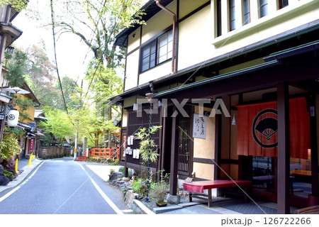 京都市 貴船川沿いの街並み・川床料理屋と新緑 京都市 貴船川沿いの街並み・川床料理屋と新緑 126722266