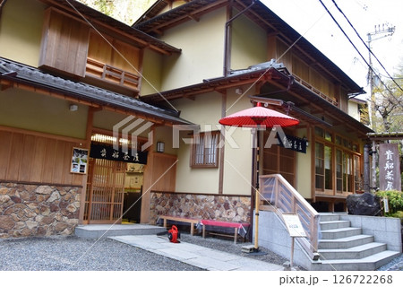 京都市　貴船川沿いの街並み・川床料理屋と新緑 126722268