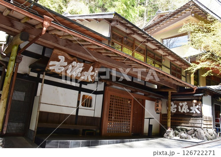 京都市　貴船川沿いの街並み・川床料理屋と新緑 126722271