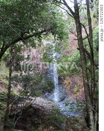 備前市三石にある深谷の滝、みたにの滝、備前十景の一つ、人里離れた山の中に密やかに流れ落ちる雌雄の滝 126722803