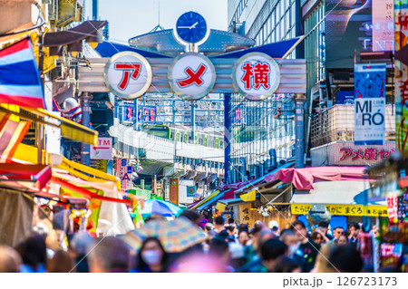 日本の東京都市景観5月28日。インバウンド続く…外国人観光客らで賑わうアメ横…＝令和7年 126723173