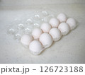 新鮮な玉子パック 白玉10個入の写真　俯瞰 126723188