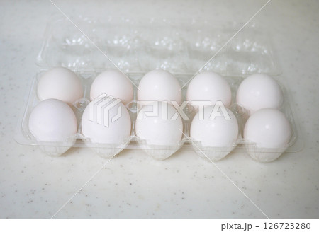 新鮮な玉子パック 白玉10個入の写真 126723280