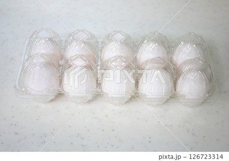 新鮮な玉子パック 白玉10個入の写真 126723314