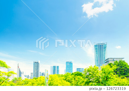 東京・初夏の代々木公園と渋谷の高層マンション 126723319