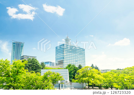 東京・初夏の代々木公園と渋谷の高層マンション 東京・初夏の代々木公園と渋谷の高層マンション 126723320