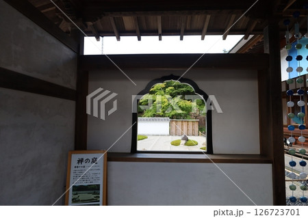 宝徳寺、本堂から見る枯山水【群馬県・桐生市】 126723701