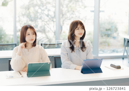 タブレットを使う授業中の大学生 タブレットを使う授業中の大学生 126723841