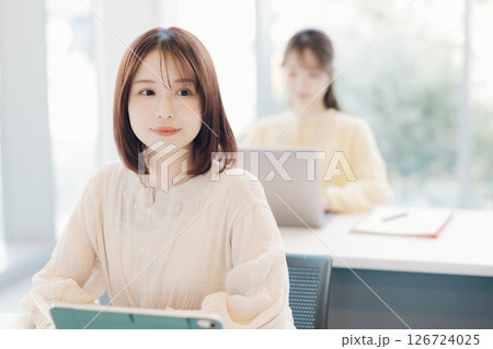 授業中の大学生 126724025