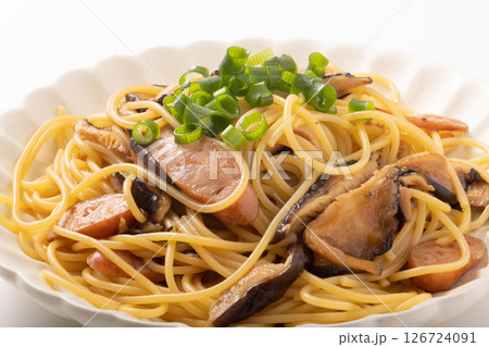椎茸とウィンナーのバター醤油パスタ 126724091