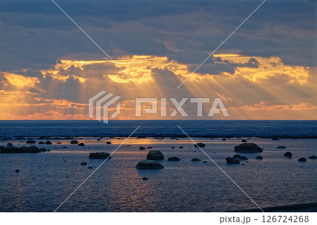 男鹿、鵜ノ崎海岸の夕日 126724268