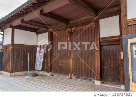 灘五郷の魚崎郷で営む櫻正宗　櫻正宗記念館（櫻宴）長屋門と杉玉　創業寛永二年（六代目は宮水の発見者） 126724523