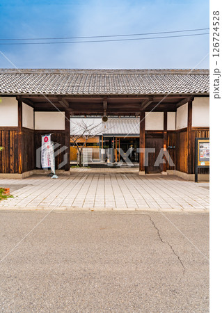 灘五郷の魚崎郷で営む櫻正宗　櫻正宗記念館（櫻宴）長屋門と杉玉　創業寛永二年（六代目は宮水の発見者） 126724528