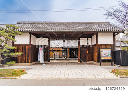 灘五郷の魚崎郷で営む櫻正宗 櫻正宗記念館(櫻宴)長屋門と杉玉 創業寛永二年(六代目は宮水の発見者) 灘五郷の魚崎郷で営む櫻正宗 櫻正宗記念館(櫻宴)長屋門と杉玉 創業寛永二年(六代目は宮水の発見者) 126724529