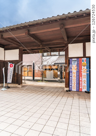 灘五郷の魚崎郷で営む櫻正宗　櫻正宗記念館（櫻宴）長屋門と杉玉　創業寛永二年（六代目は宮水の発見者） 126724530