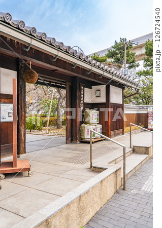 灘五郷の御影郷で営む菊正宗(キクマサ) 菊正宗酒造記念館 長屋門と杉玉 神戸市東灘区魚崎西町 灘五郷の御影郷で営む菊正宗(キクマサ) 菊正宗酒造記念館 長屋門と杉玉 神戸市東灘区魚崎西町 126724540