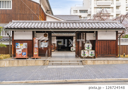 灘五郷の御影郷で営む菊正宗(キクマサ) 菊正宗酒造記念館 長屋門と杉玉 神戸市東灘区魚崎西町 灘五郷の御影郷で営む菊正宗(キクマサ) 菊正宗酒造記念館 長屋門と杉玉 神戸市東灘区魚崎西町 126724548