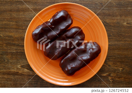 真上から見たテーブル背景のチョコレートエクレア 126724552