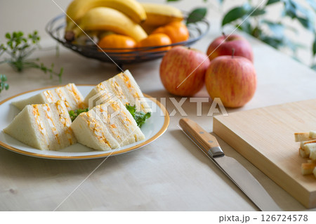 たまごサンドイッチとフルーツのある明るいキッチン たまごサンドイッチとフルーツのある明るいキッチン 126724578
