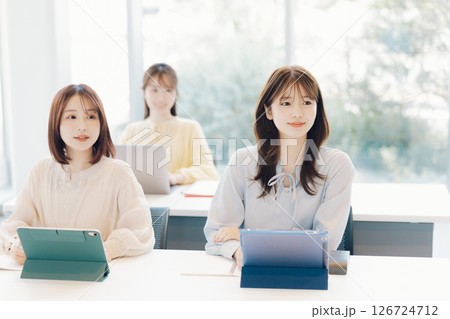 授業中の大学生 授業中の大学生 126724712