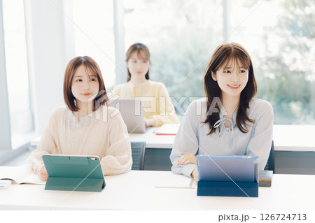 授業中の大学生 授業中の大学生 126724713