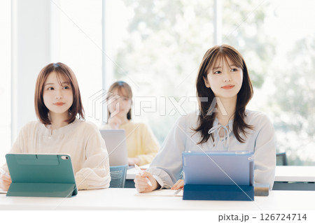 授業中の大学生 授業中の大学生 126724714