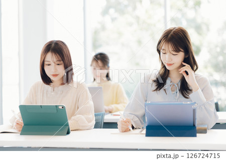 授業中の大学生 126724715
