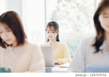 授業中の大学生 授業中の大学生 126724718