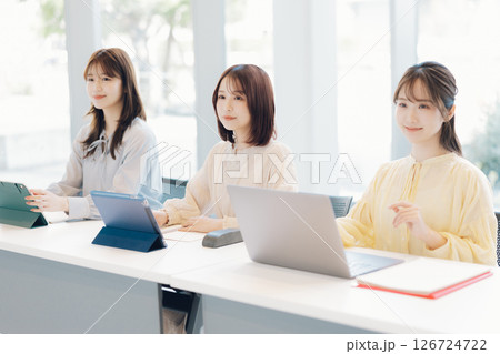 授業中の大学生 126724722