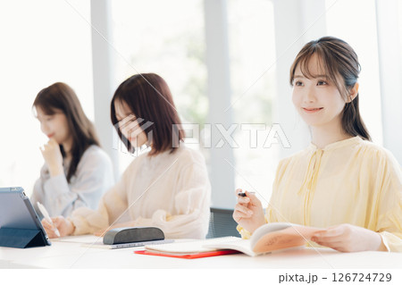 授業中の大学生 126724729