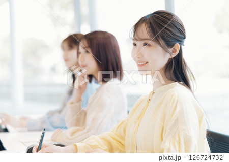授業中の大学生 126724732