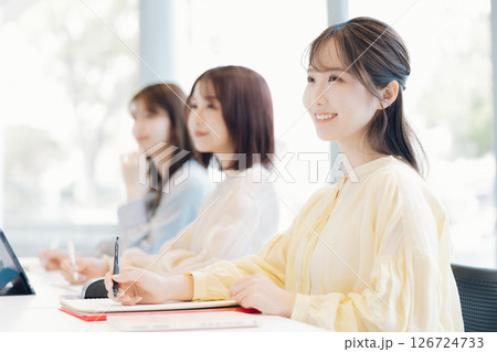 授業中の大学生 授業中の大学生 126724733