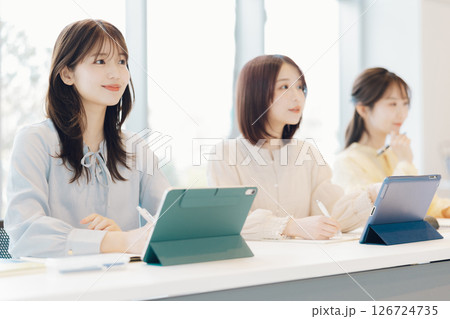 授業中の大学生 授業中の大学生 126724735