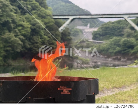 キャンプ場で焚火を焼く 126724790