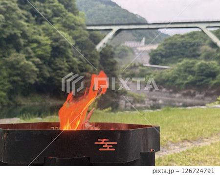 キャンプ場で焚火を焼く キャンプ場で焚火を焼く 126724791