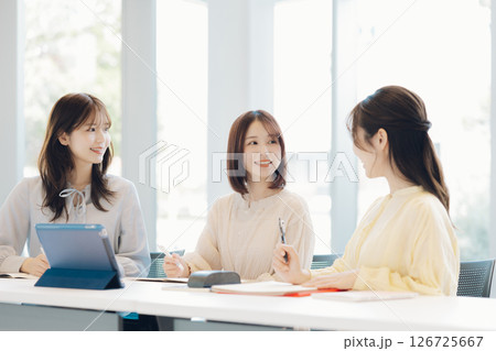 グループワークをする大学生 グループワークをする大学生 126725667
