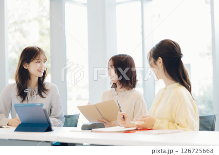 グループワークをする大学生　 126725668