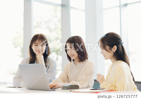 ミーティングをする女性 126725777