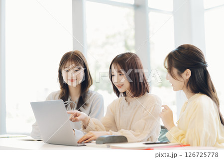 ミーティングをする女性 ミーティングをする女性 126725778