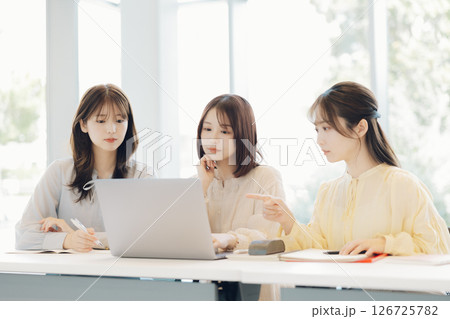 ミーティングをする女性 ミーティングをする女性 126725782