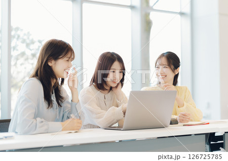 ミーティングをする女性 ミーティングをする女性 126725785