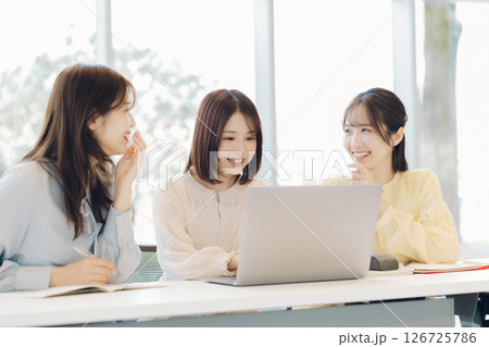 ミーティングをする女性 126725786