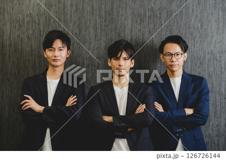 ビジネスマン3人 ビジネスマン3人 126726144