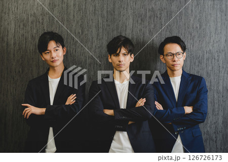 ビジネスマン3人 126726173