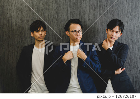 ビジネスマン3人 126726187