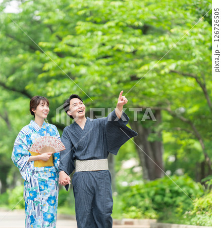浴衣で並木道を散歩する浴衣カップル	 126726505