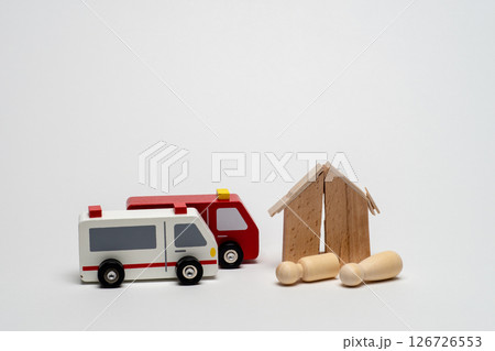 地震で倒壊した建物と駆け付ける救急車両 地震で倒壊した建物と駆け付ける救急車両 126726553